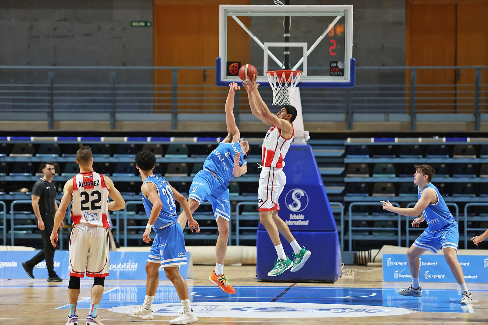 Imágenes del encuentro de baloncesto entre el Ciudad de Huelva y el Damex UDEA Algeciras