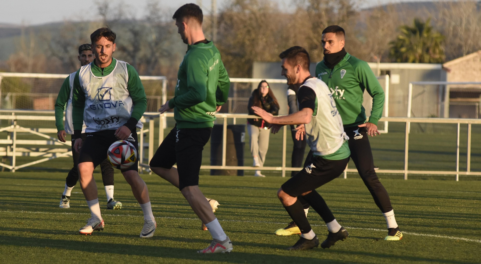 Adri Castellano presiona a Toril durante un entrenamiento.