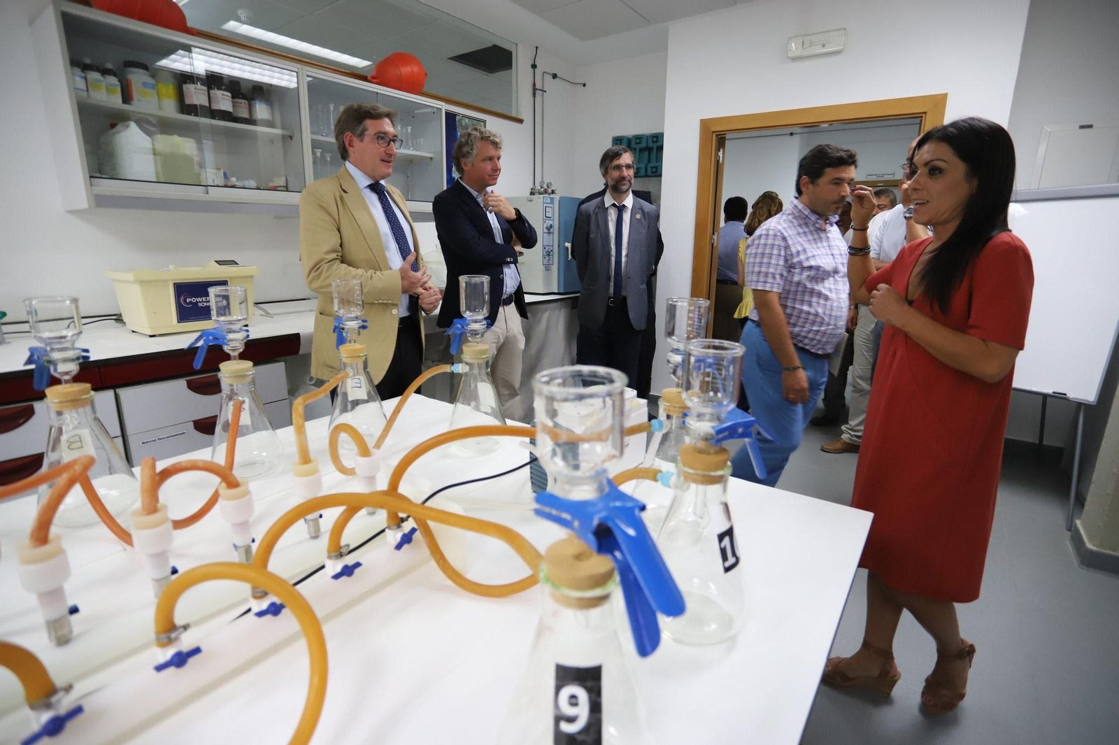 El presidente del puerto de Sevilla en los laboratorios donde se analizan las tomas de las catas realizadas en el Guadalquivir.