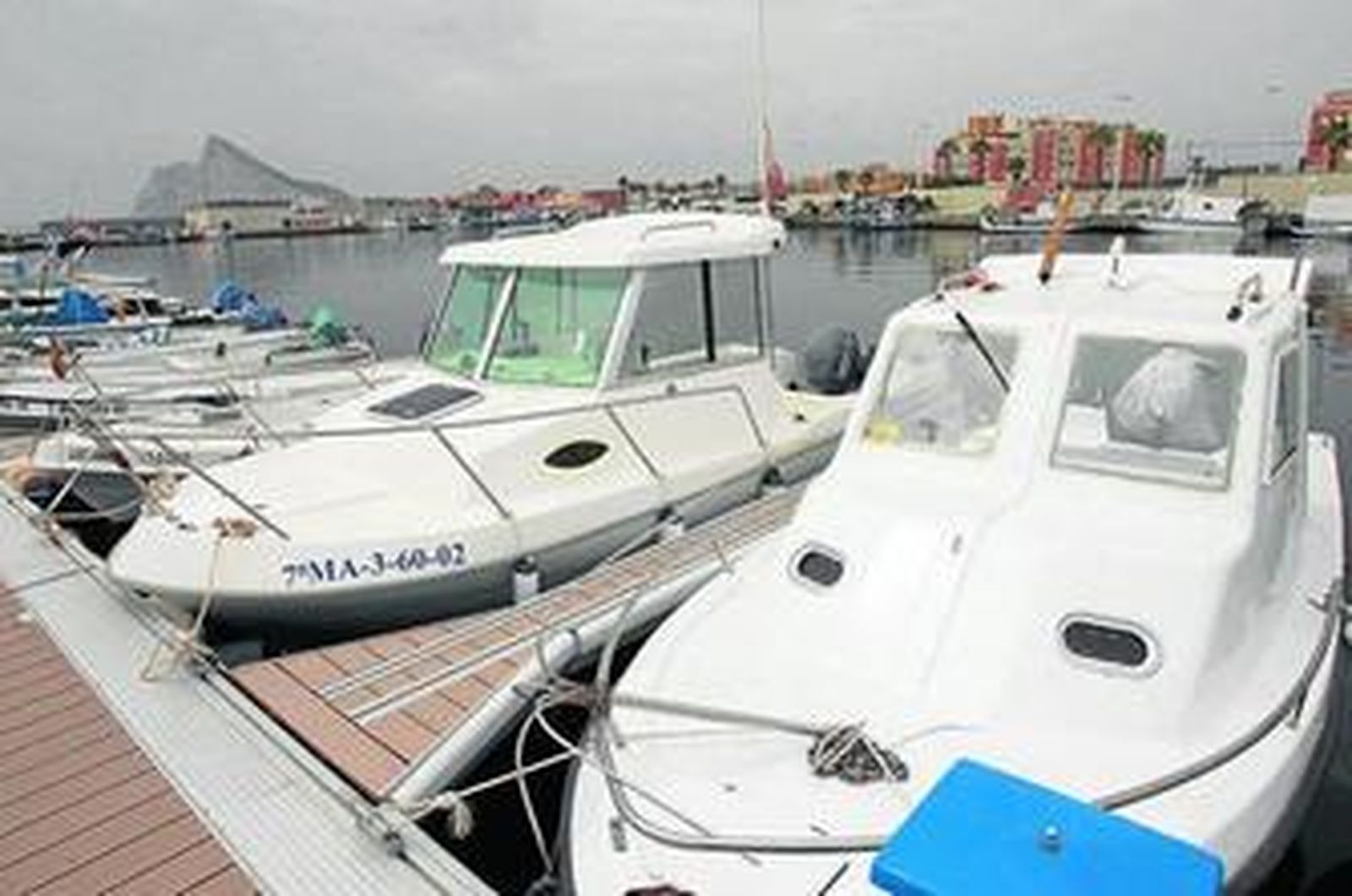 Varias embarcaciones atracadas en el club Mar de Levante de La Línea.