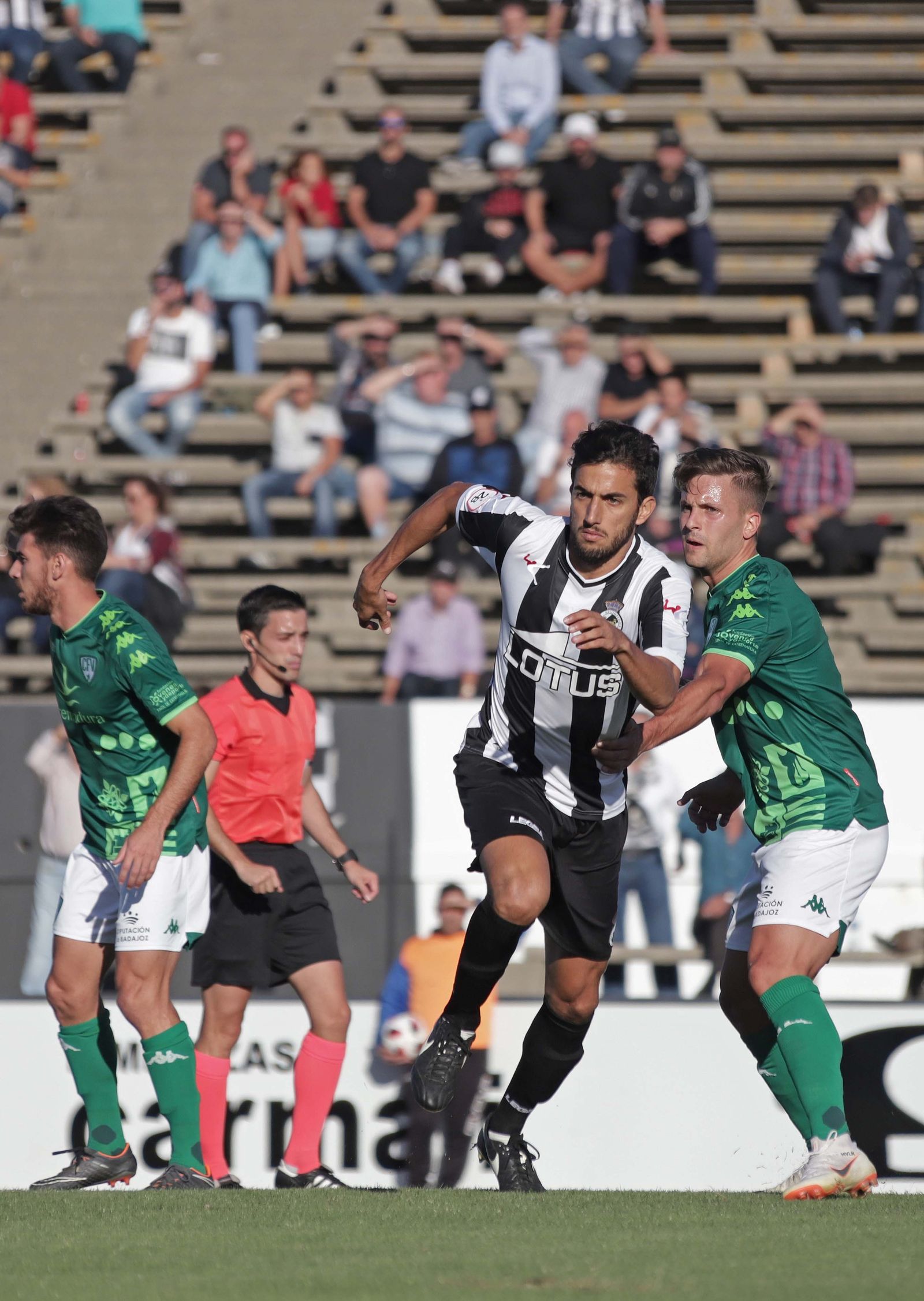 Carrasco trata de adelantarse a un rival.