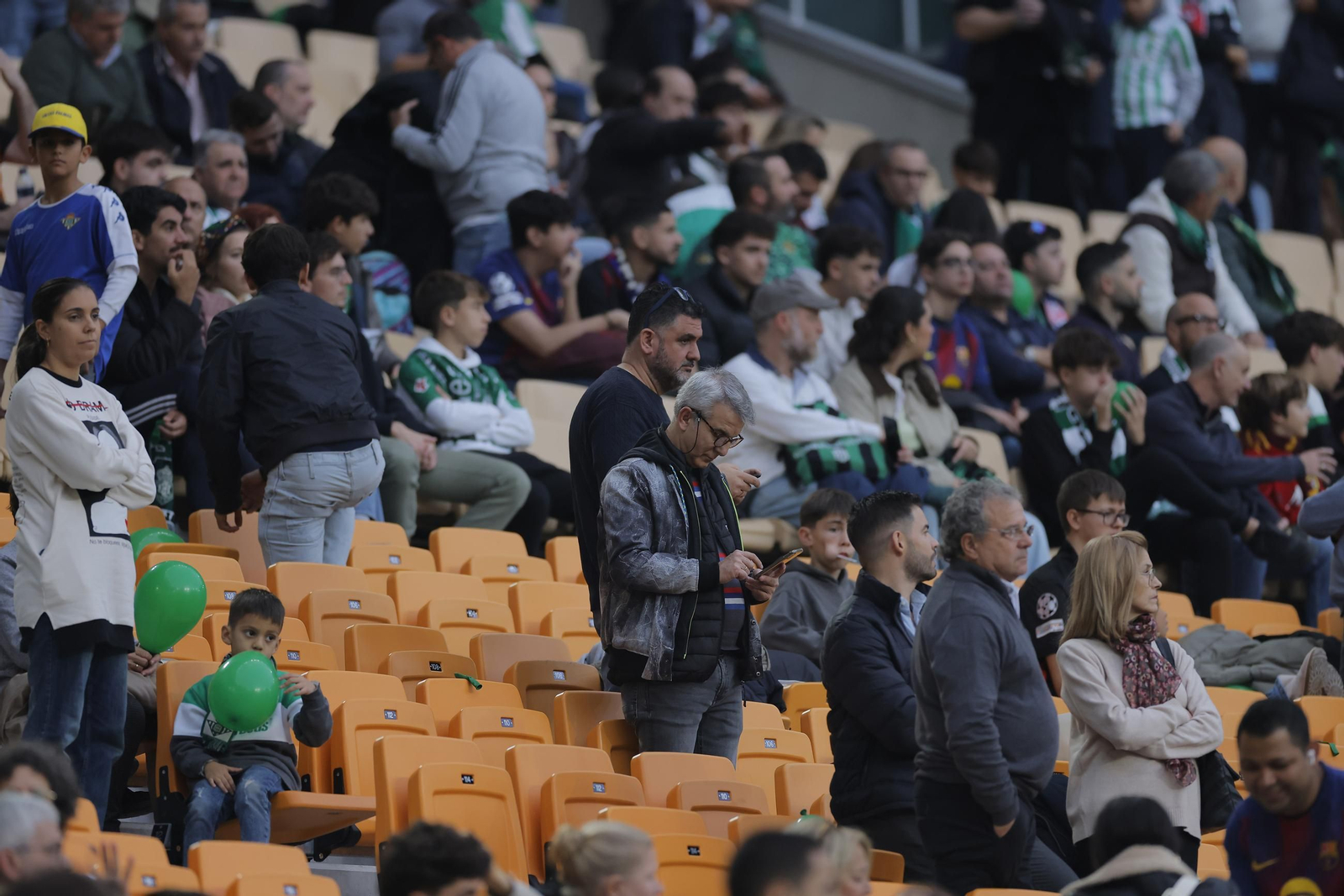 Búscate en las fotos del Betis - Barcelona