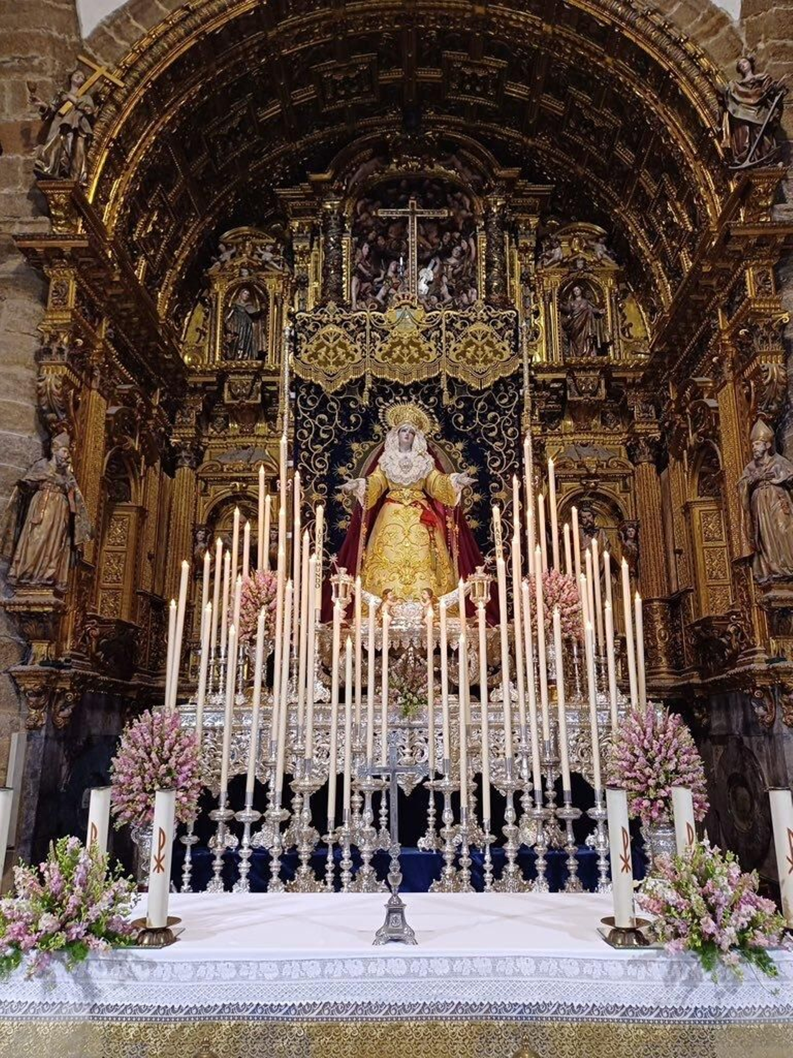 Altar de los cultos a la Virgen de la Luz, de Las Aguas. Altar de los cultos a la Virgen de la Luz, de Las Aguas.
