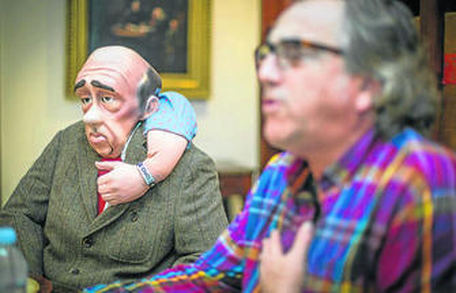 El muñeco Juan acompañado por el autor José Luis García Cossío.