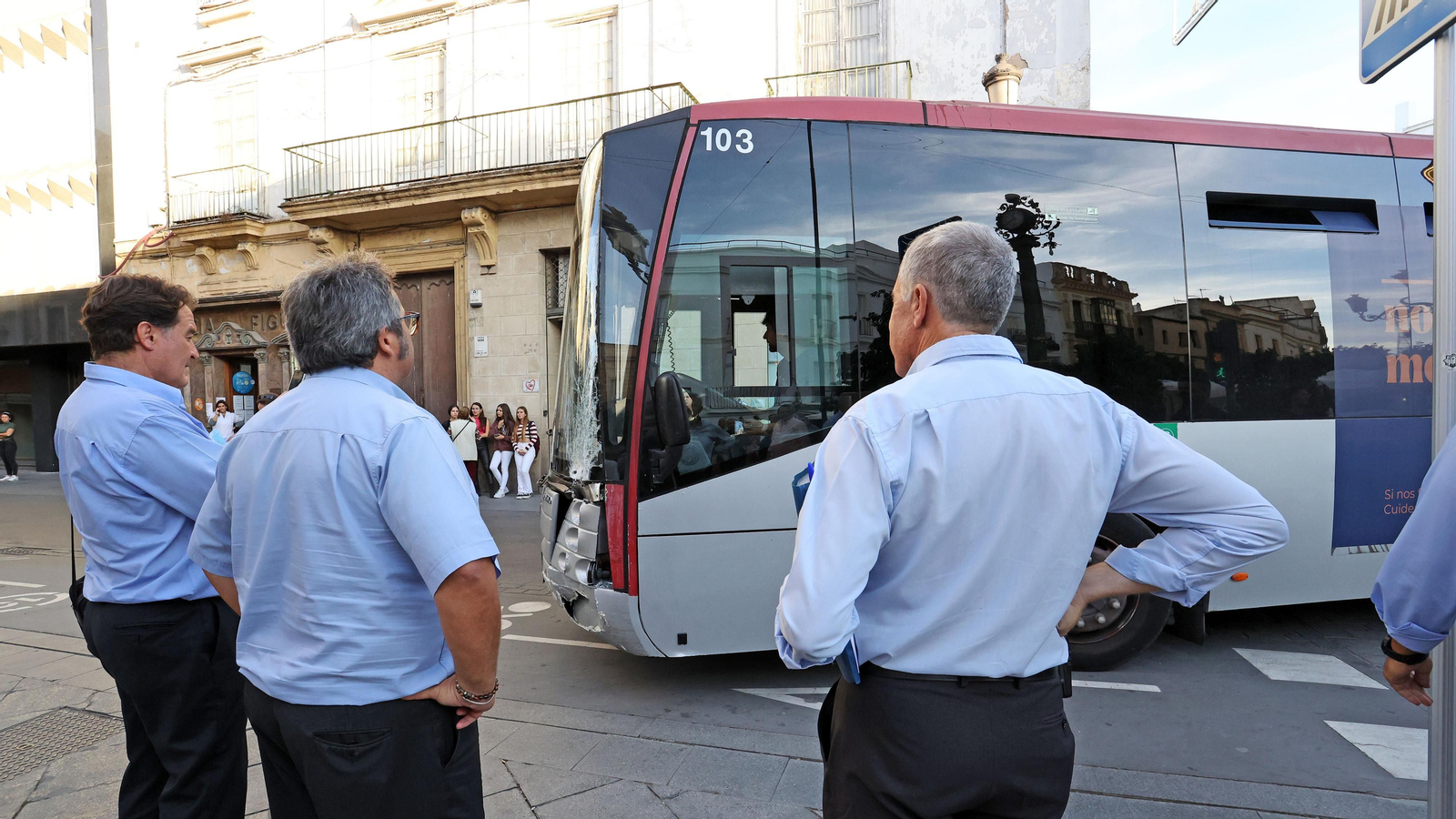 Un autobús se empotra en el Gallo Azul de Jerez