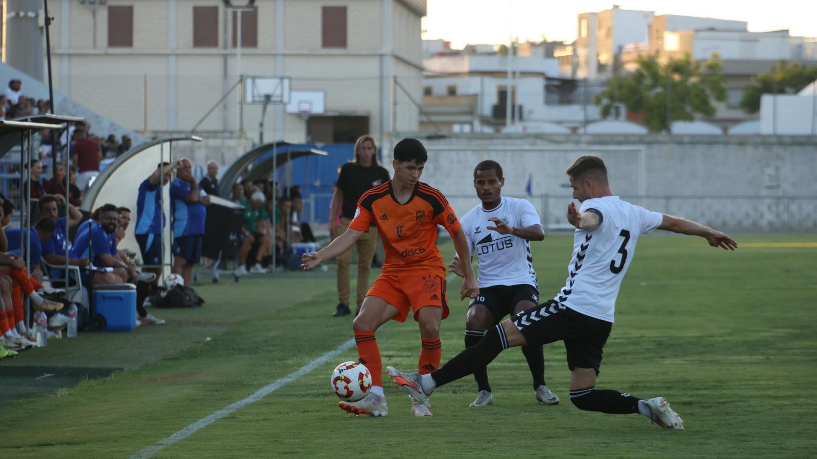 Sergio López juega en banda derecha ante la oposición de Joao y Connor (3).