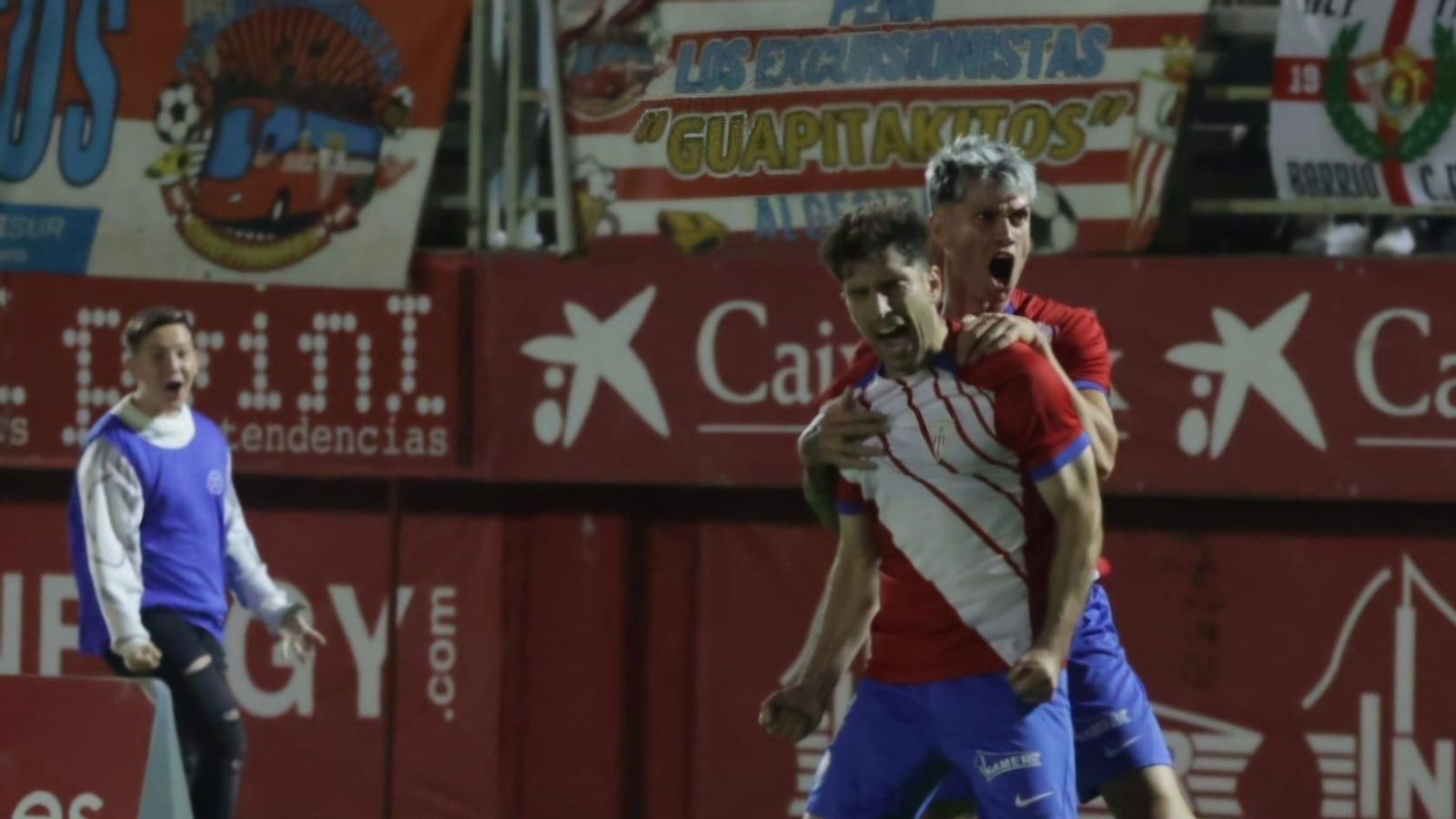 Escudero y Javi Avilés celebran el primer gol del Algeciras al Ceuta.