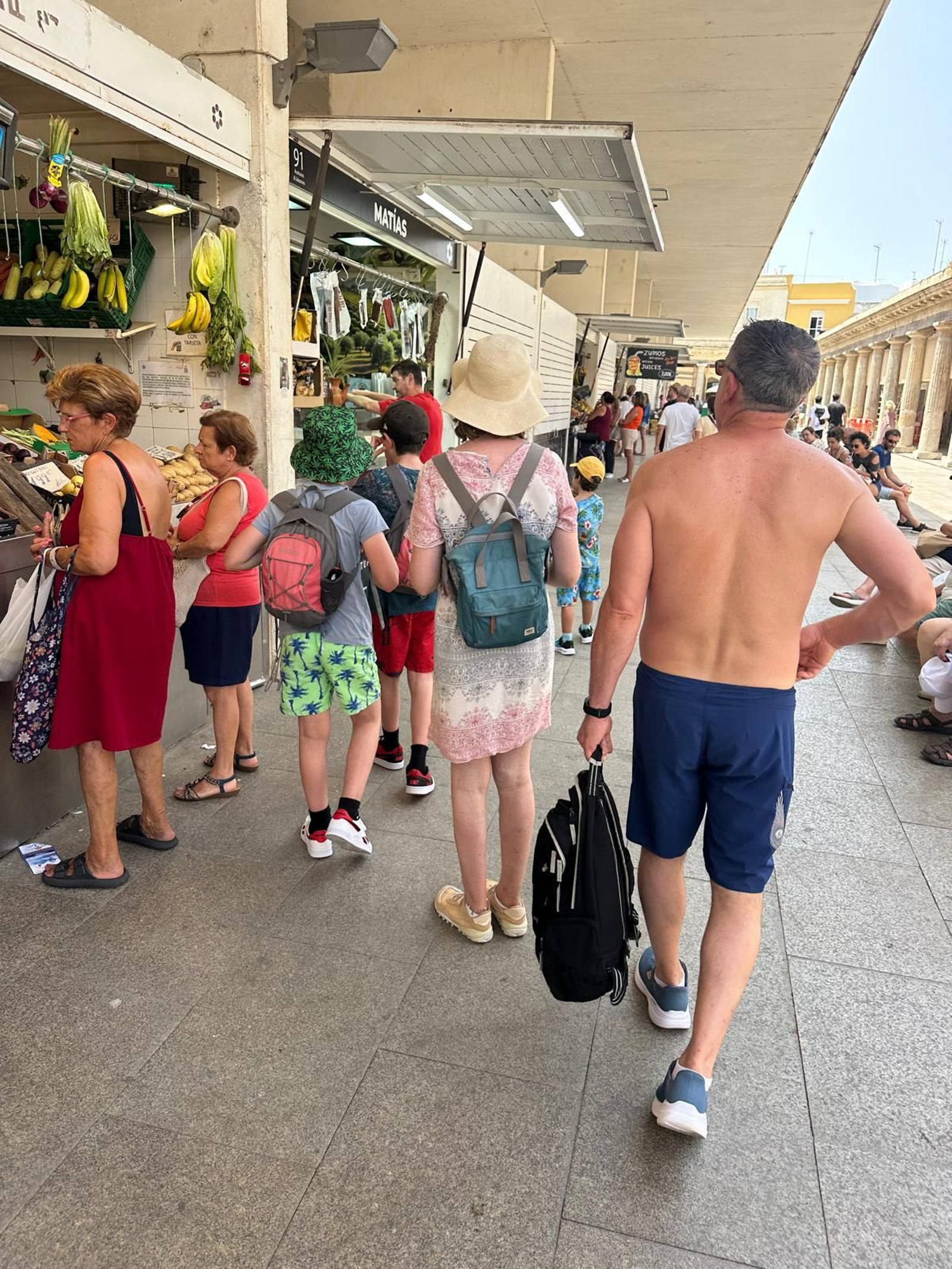 Turistas en la plaza
