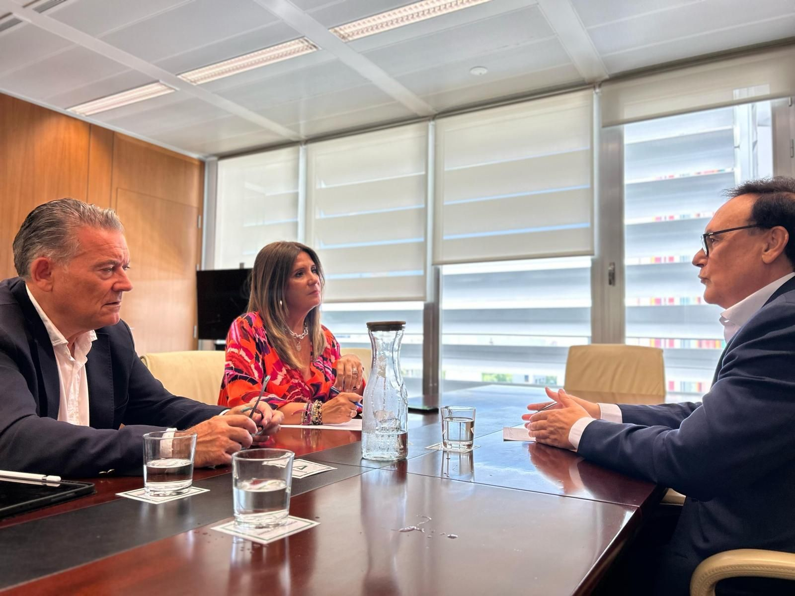 Reunión entre el Ayuntamiento de Linares y el consejero de Universidad, Gómez Villamandos.