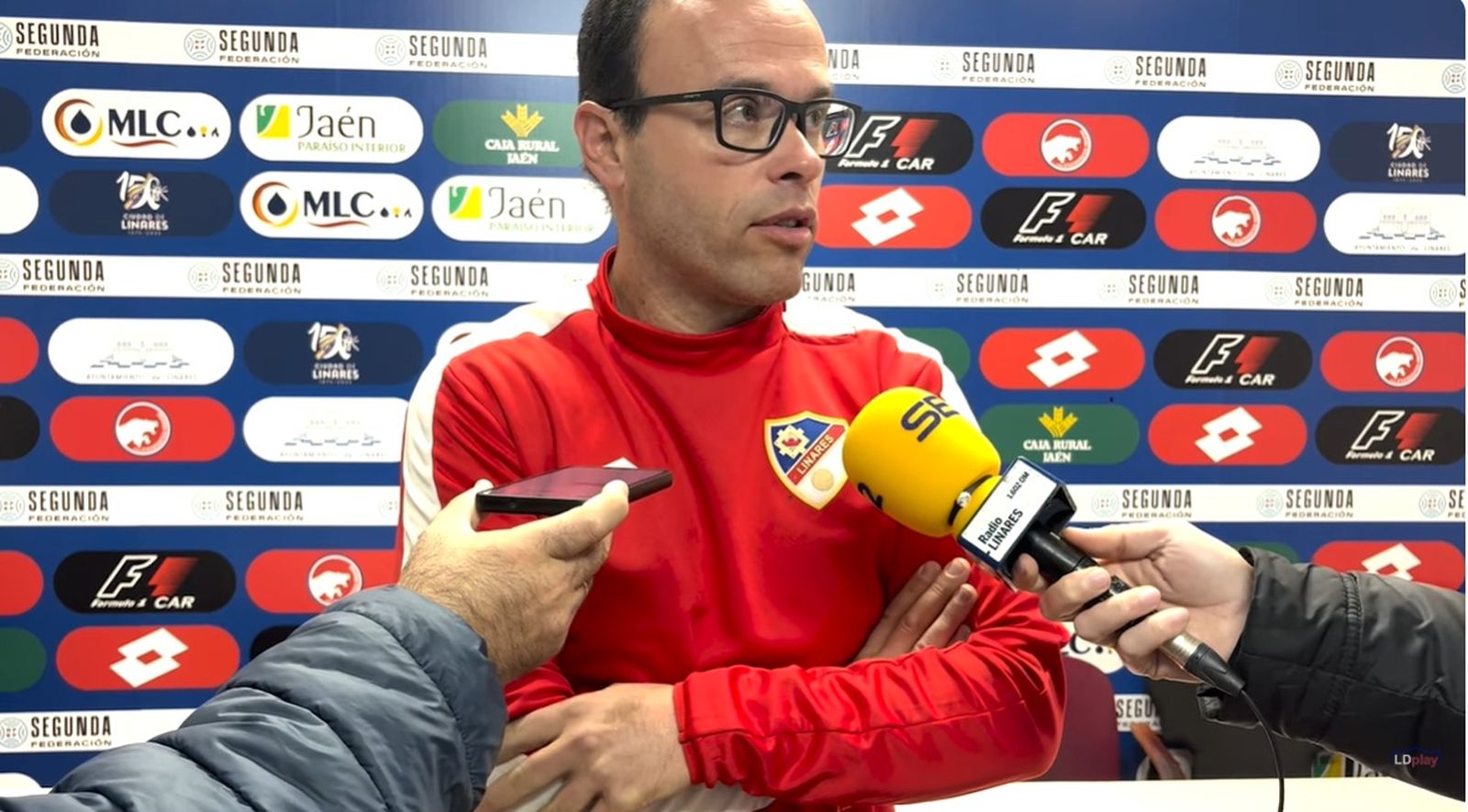 Miguel de la Fuente atiende a los medios de comunicación en la sala de prensa.