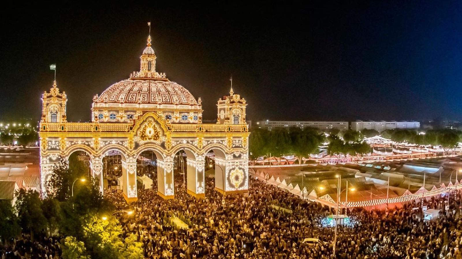 El encendido de luces de la Feria de Sevilla tiene lugar a las 00:00 de este 1 de mayo.