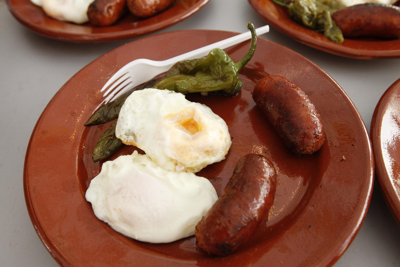 Degustación de una tapa de chorizo.