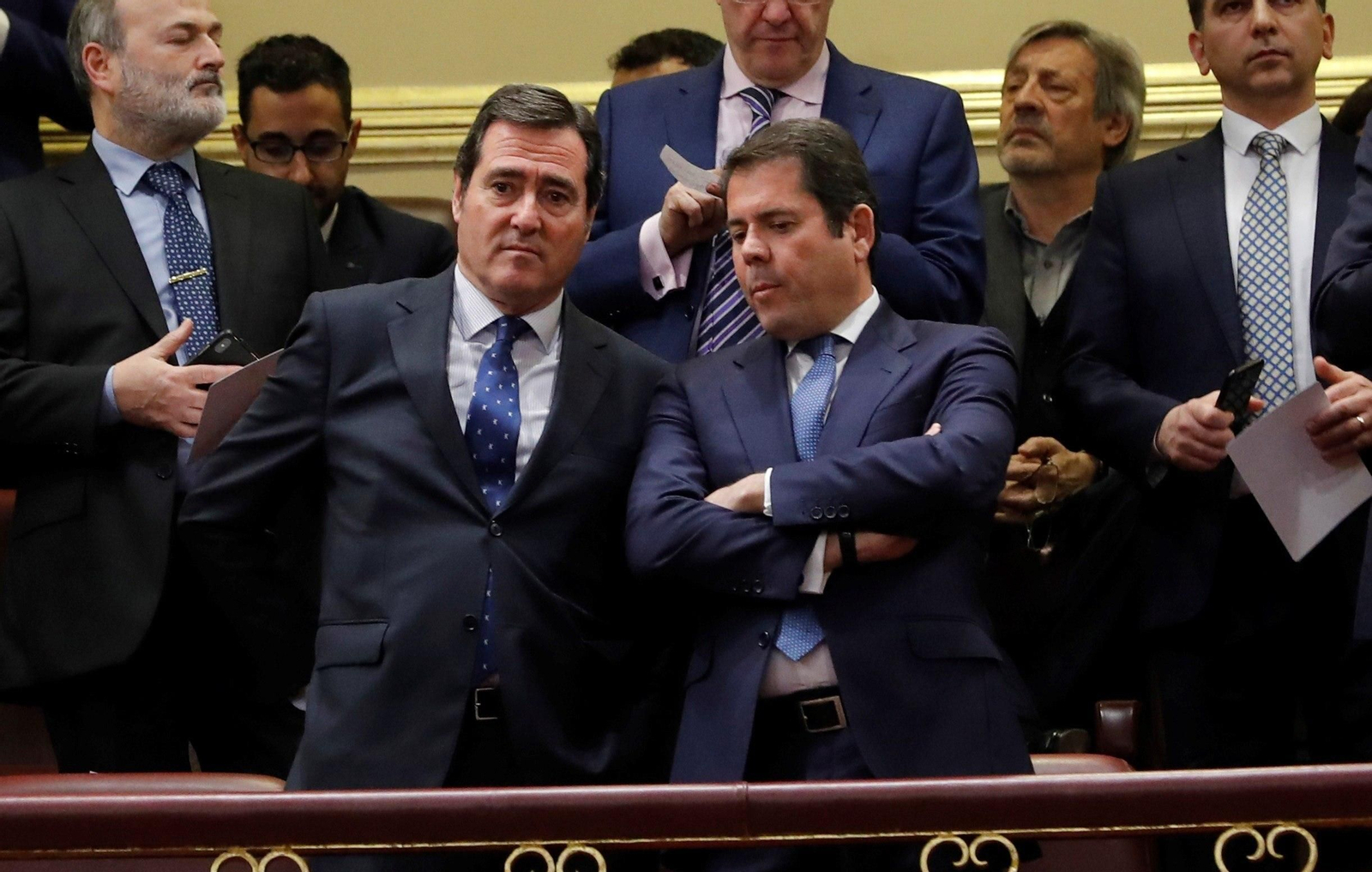 El presidente de la CEOE, Antonio Garamendi, y el vicepresidente, Gerardo Cuerva, en el Congreso.