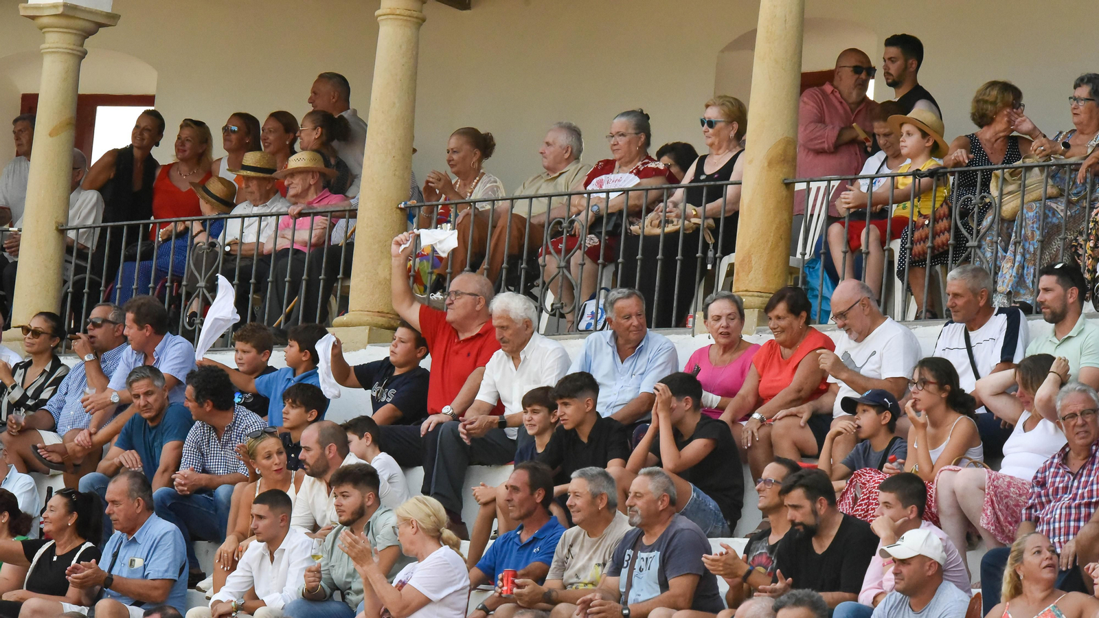 Búscate en las fotos del  festejo mixto de la Feria Real de San Roque