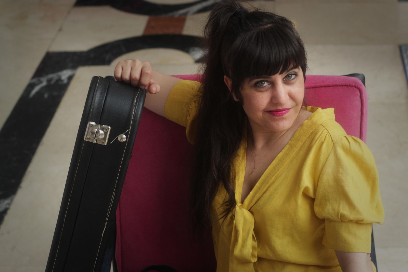 La cantante posa con su inseparable violonchelo.