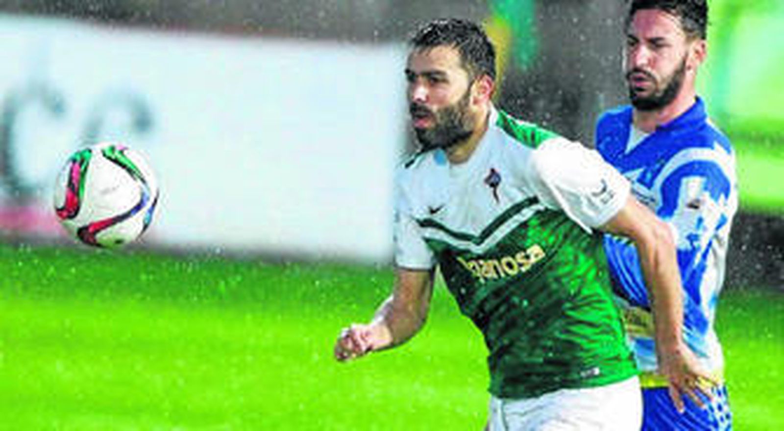 Joselu (i), atento al balón durante un partido del Ferrol esta temporada.