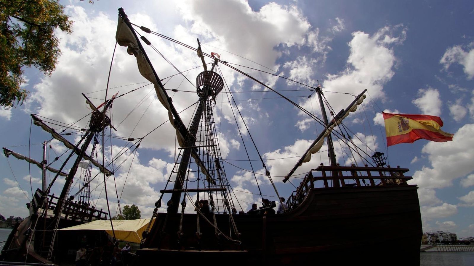 Espectacular imagen de la nao atracada en los bajos de Marqués de Contadero.