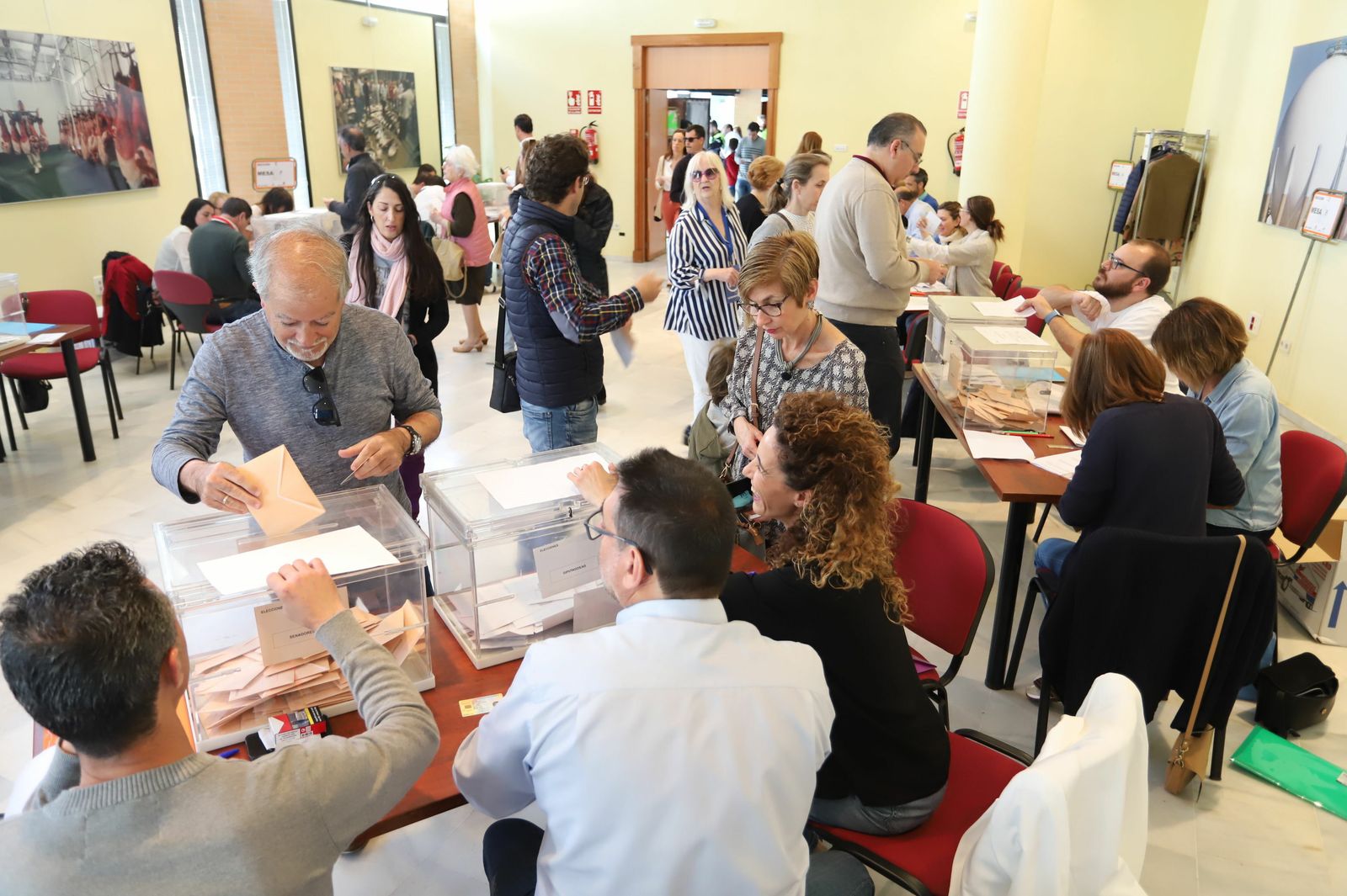 Varias personas votan en el colegio electoral dispuesto el pasado domingo en la FOE.