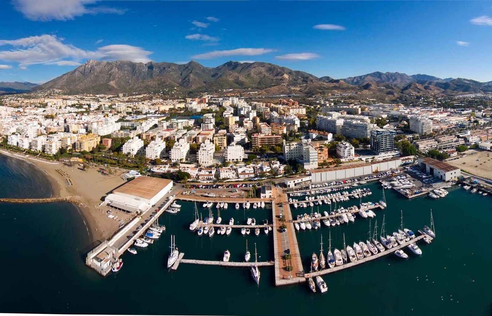 Vista del municipio de Marbella, que ocupa un lugar destacado en el informe.