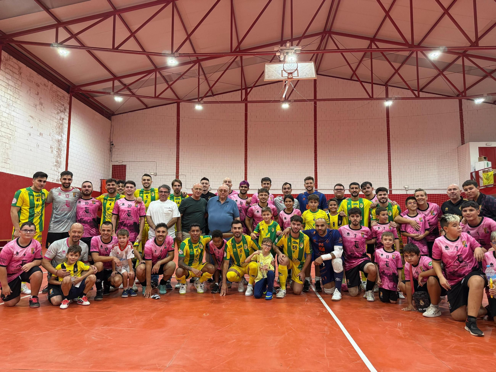Foto de familia de ambos equipos en el Pabellón Municipal Álvaro del Bosque.
