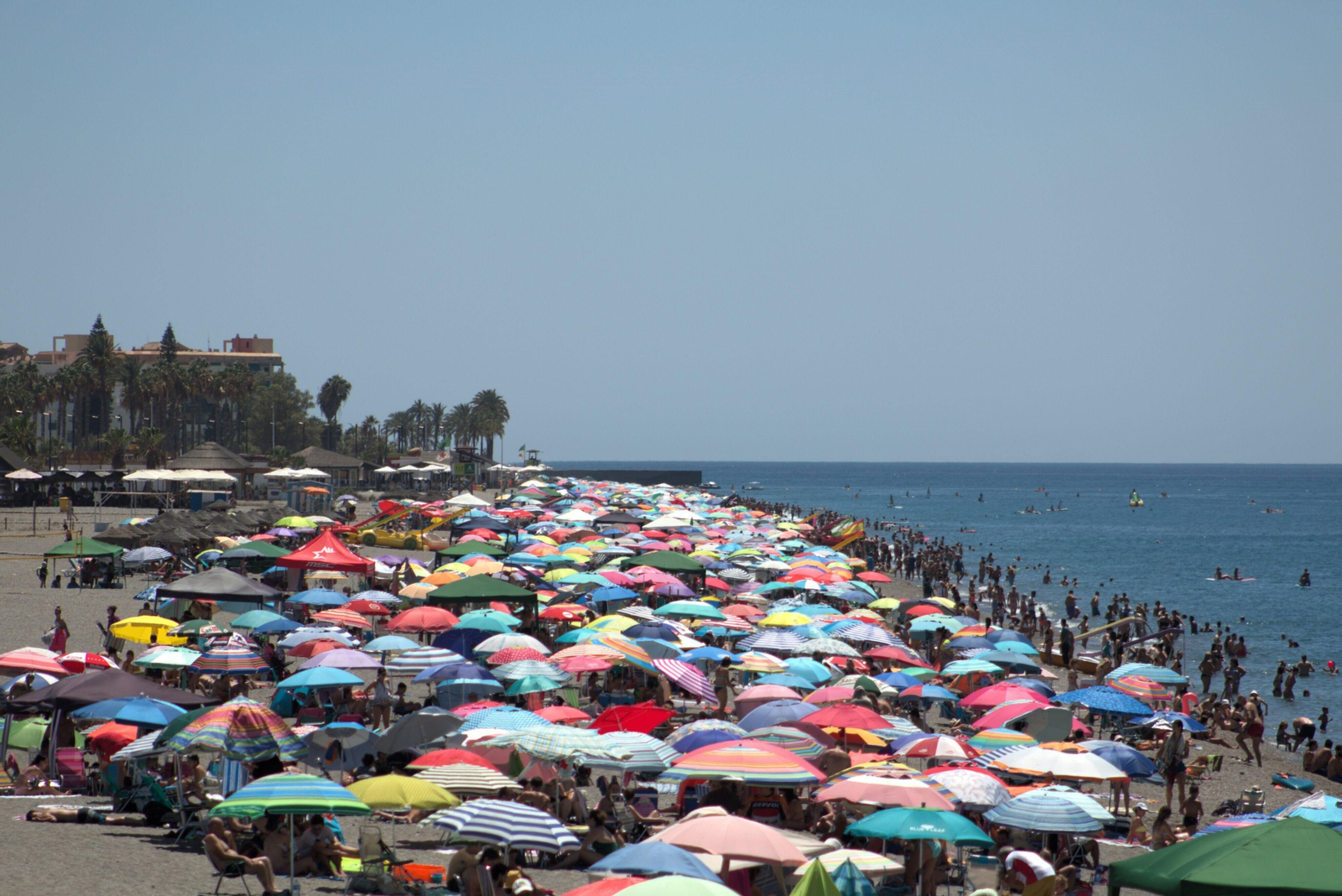 Fotos: así de llenas estaba las playas de Granada este primer fin de semana de agosto