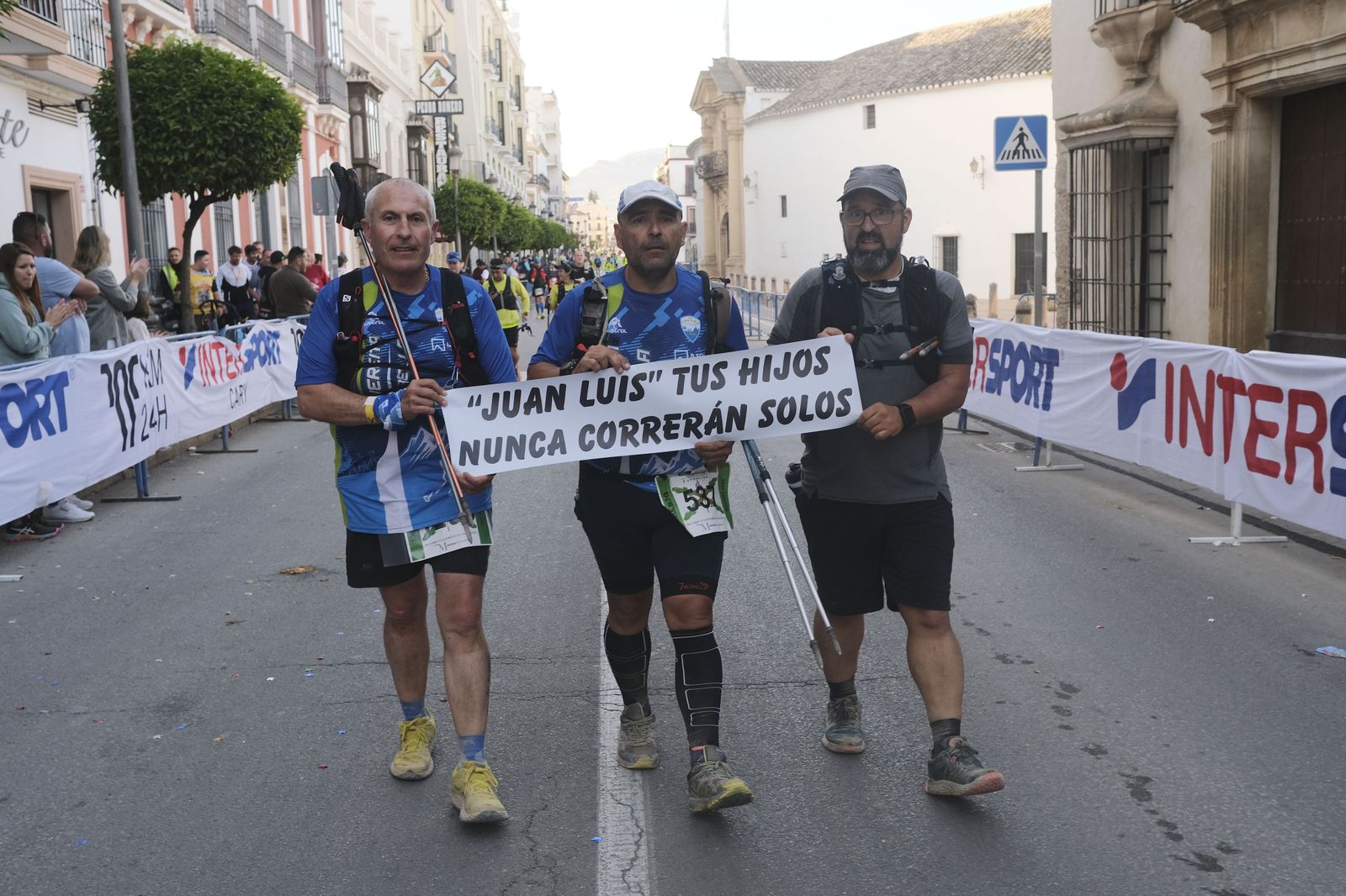 Cierre de la meta de los 101 kilómetros de la Legión, en fotos.
