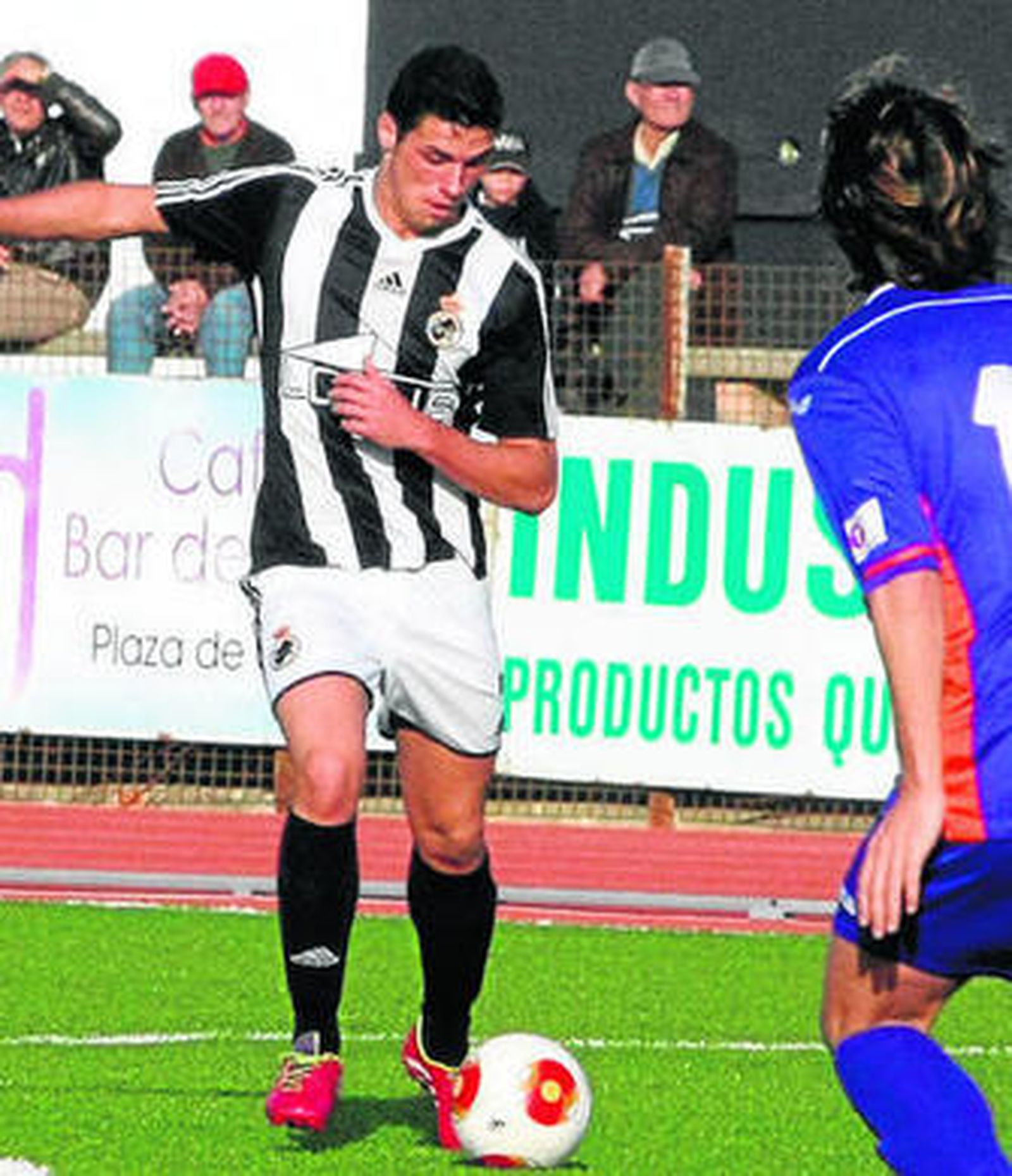 El debutante Blas conduce el balón.