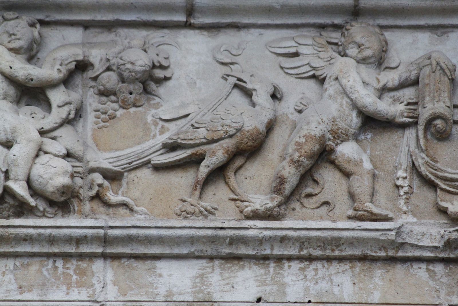 Elementos iconográficos relacionados con la vid,  en un edificio histórico.