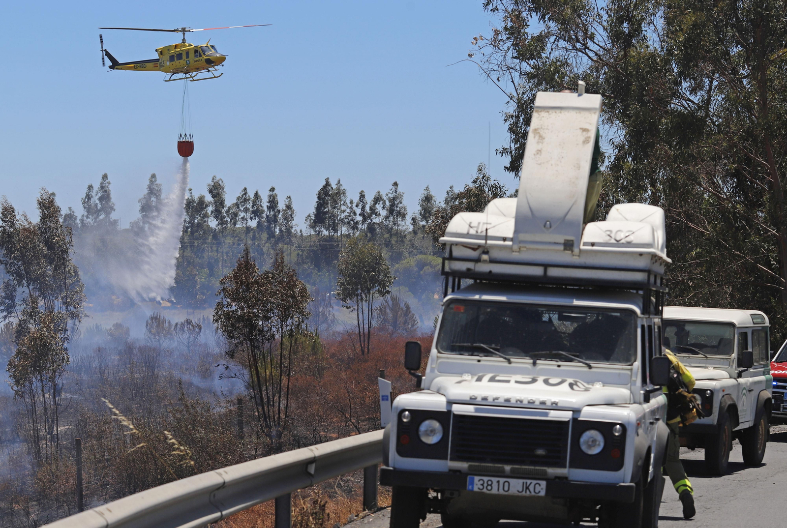 Imágenes del espectacular incendio entre en el paraje de la raya de Aljaraque y Marismas del Odiel