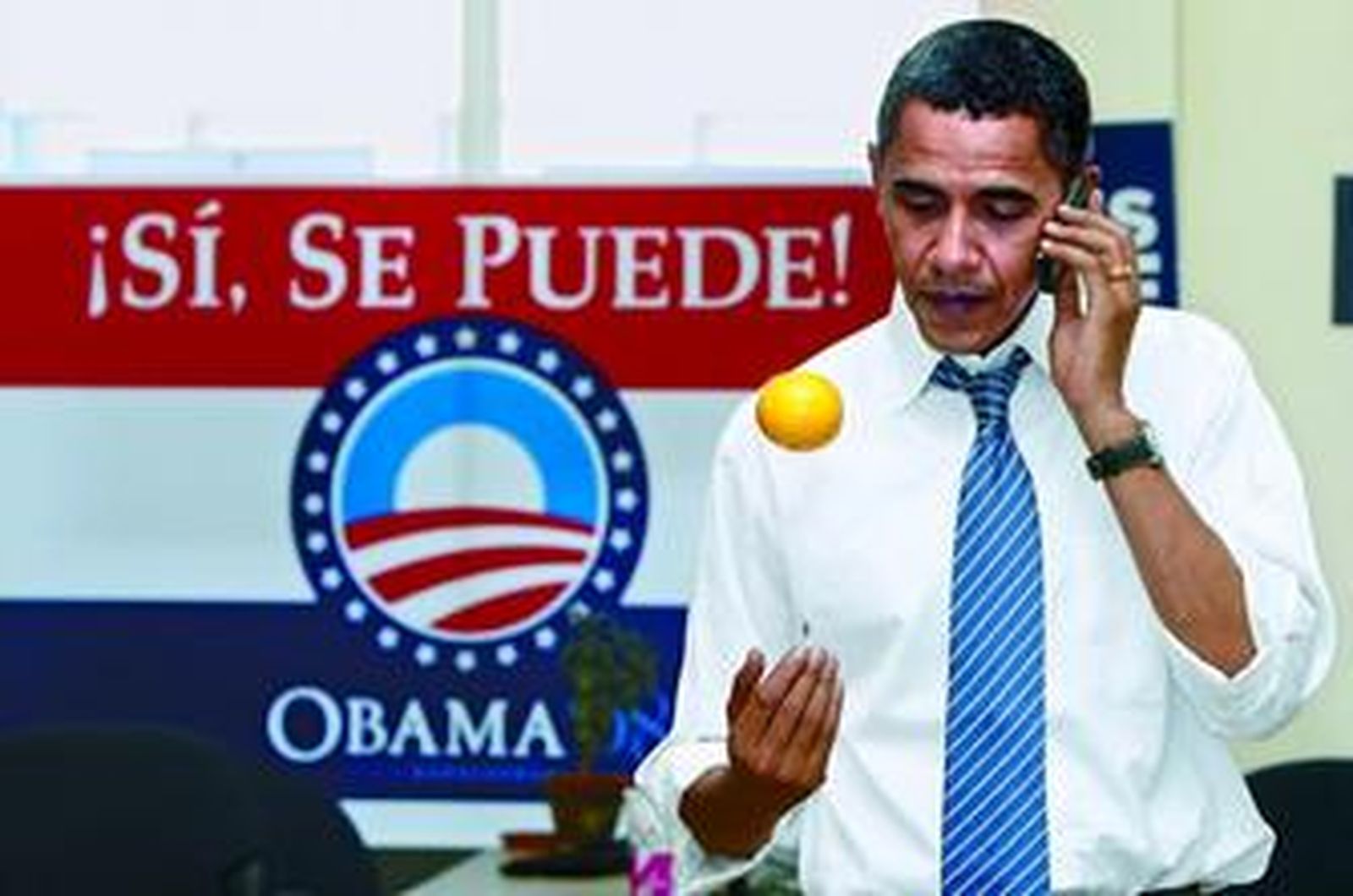 Obama atiende el teléfono en una sede electoral del Partido Demócrata en Kansas City.