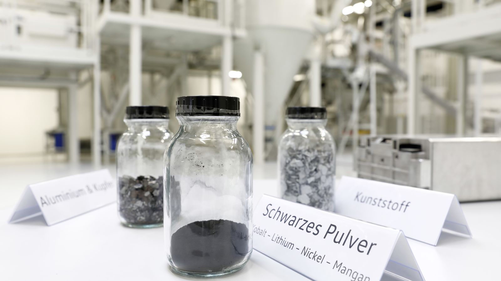 Volkswagen pretende utilizar los materiales activos de las celdas desechadas para producir nuevas celdas creando un reciclado circular.