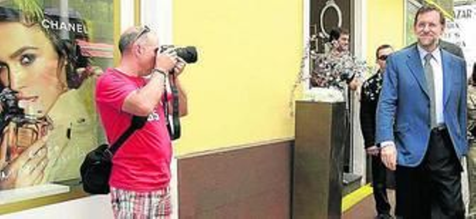 Un hombre fotografía a Rajoy ayer en Santa Cruz de Tenerife.