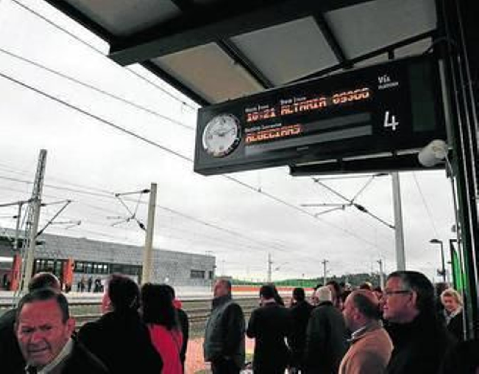 Primer AVE que se detuvo en Villanueva de Córdoba.