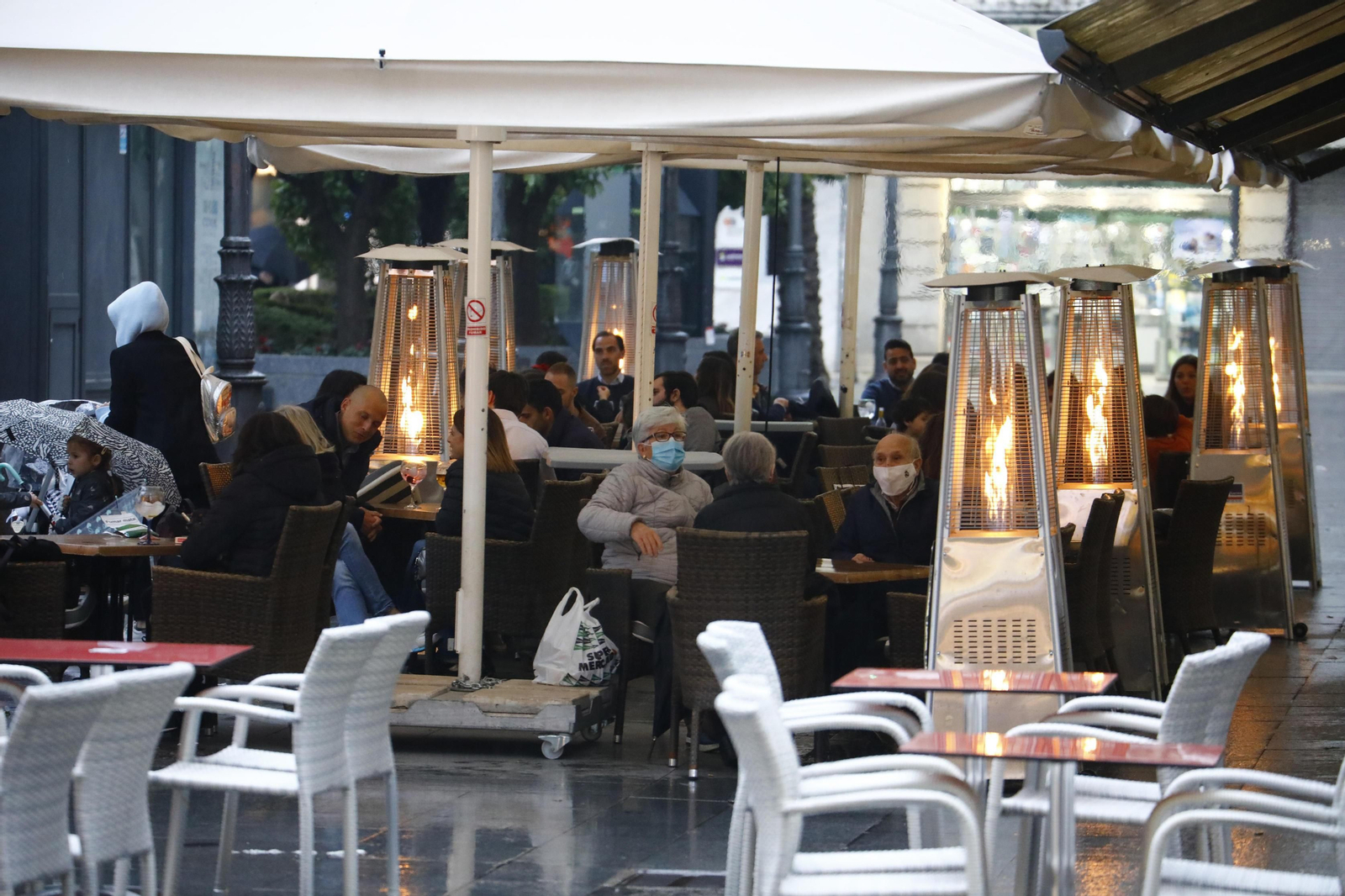 Fotografías: Tarde de bares y compras dos meses después en Córdoba