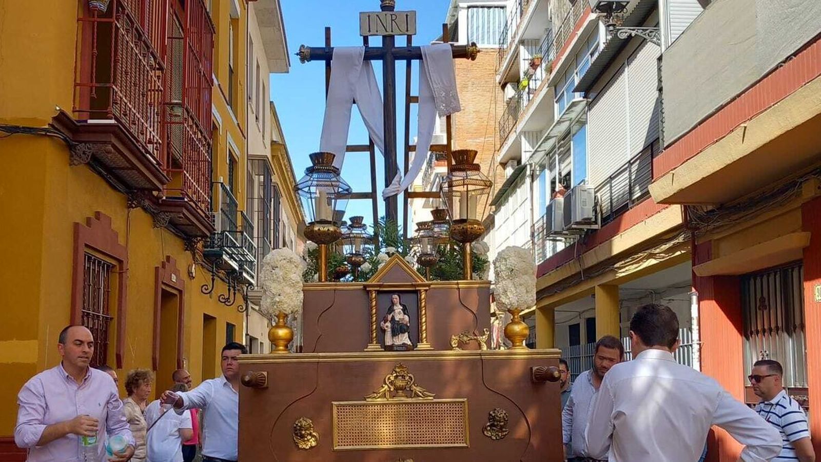 Detalle de la Cruz de Mayo del Colegio Beaterio de la Santísima Trinidad.