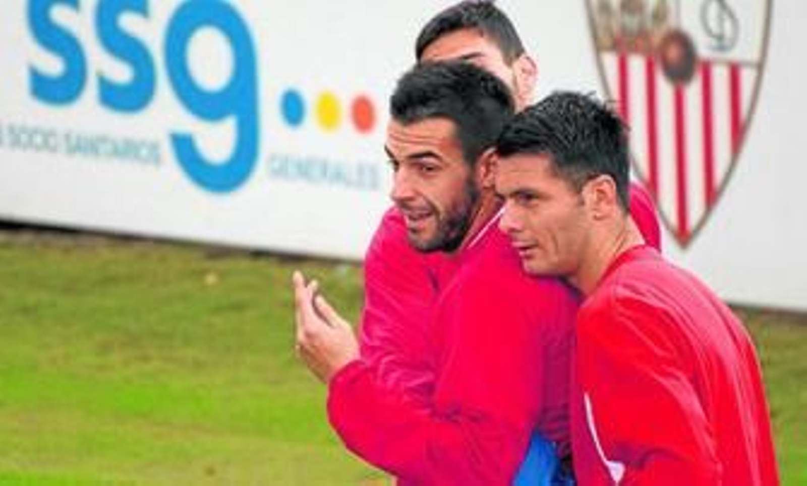 Spahic, autor del gol de la victoria del Sevilla ante el Osasuna, bromea con Negredo abrazándolo por la espalda, con Botía tapado en segundo plano.