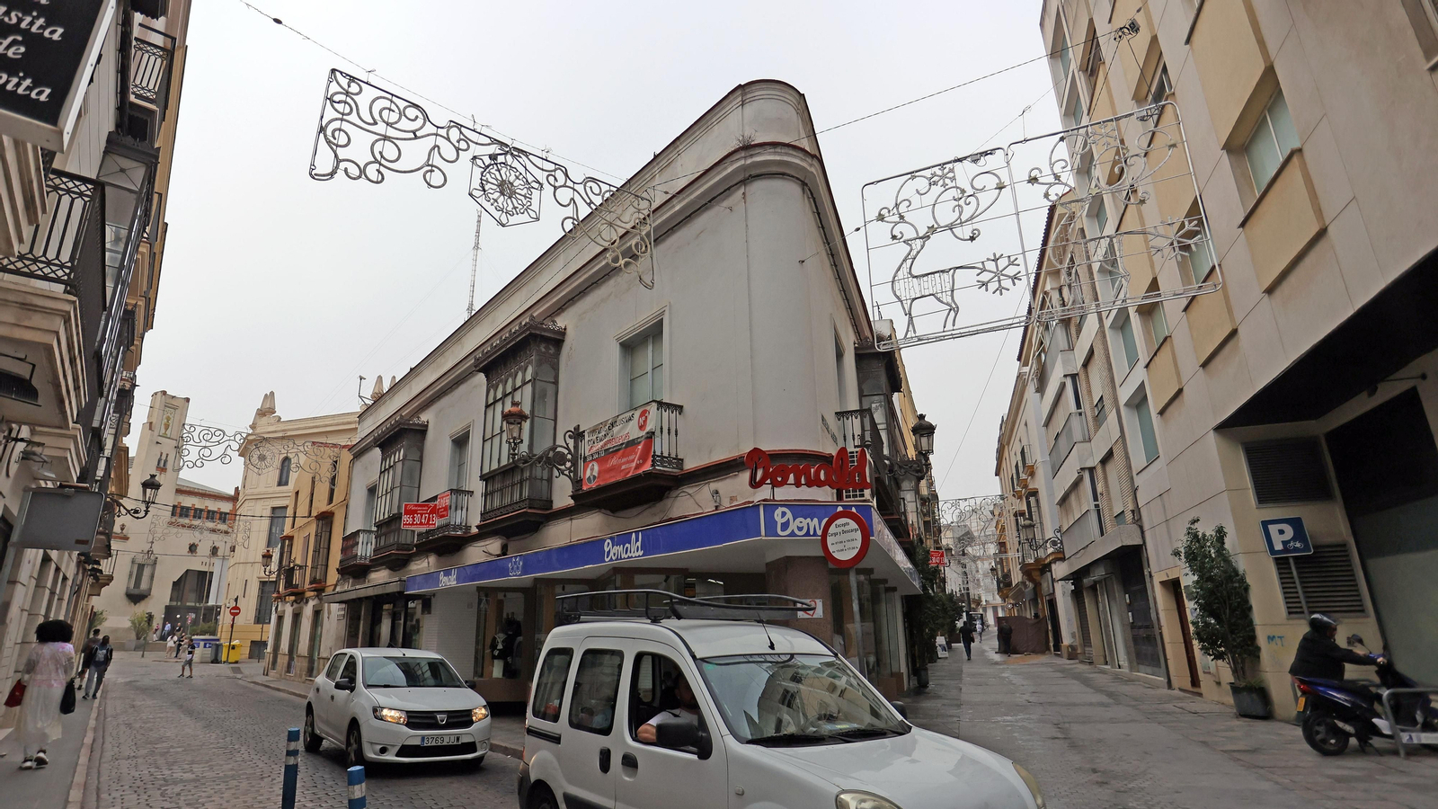 Alumbrado de Navidad en las calles Honda y Santa María.