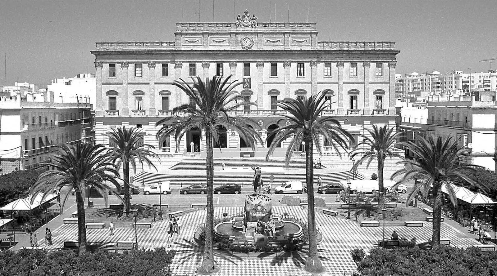 La plaza del Rey, con jardines, parterres y bancos con azulejos, a mediados de los 90.