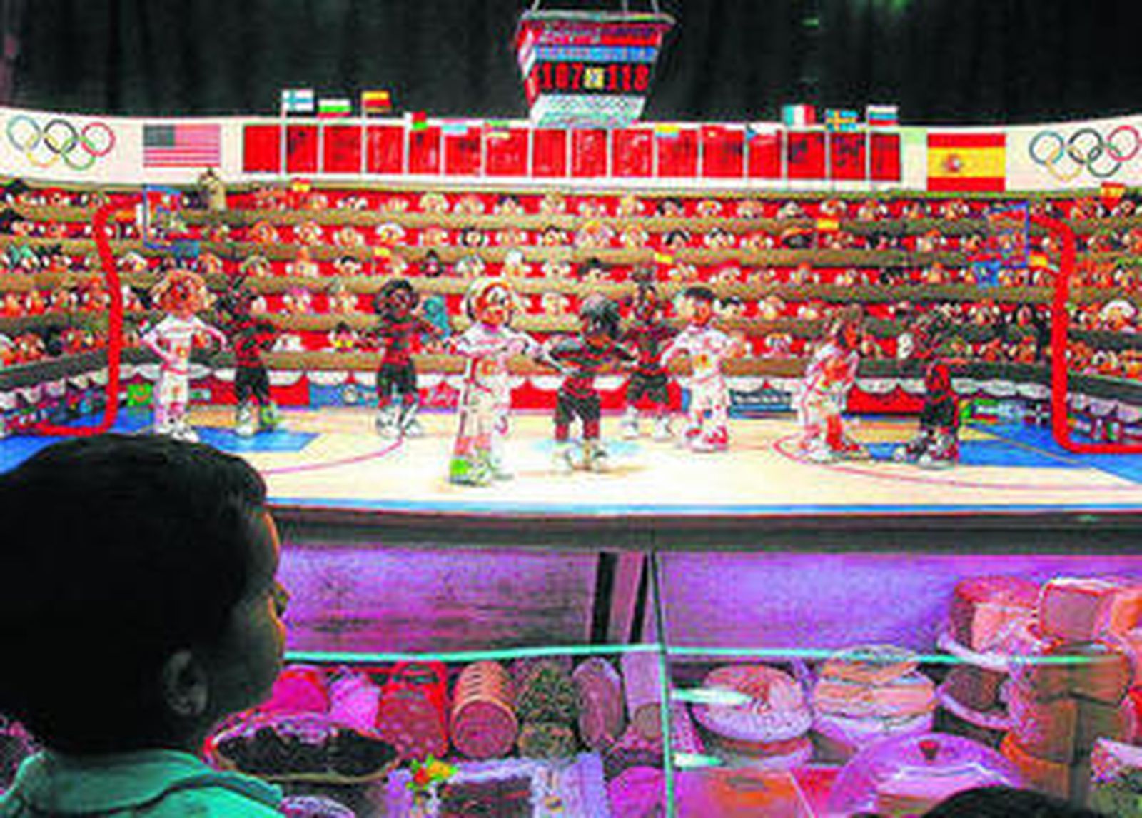 Un niño observa un puesto exornado en una edición anterior de la Fiesta de los Mercados.