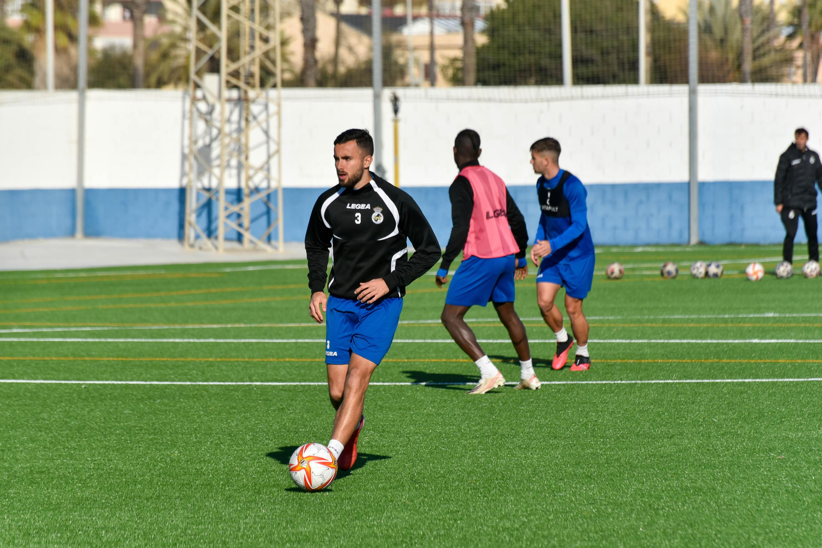 Dani Lavela, una de las posibles novedades en el once, en un entrenamiento