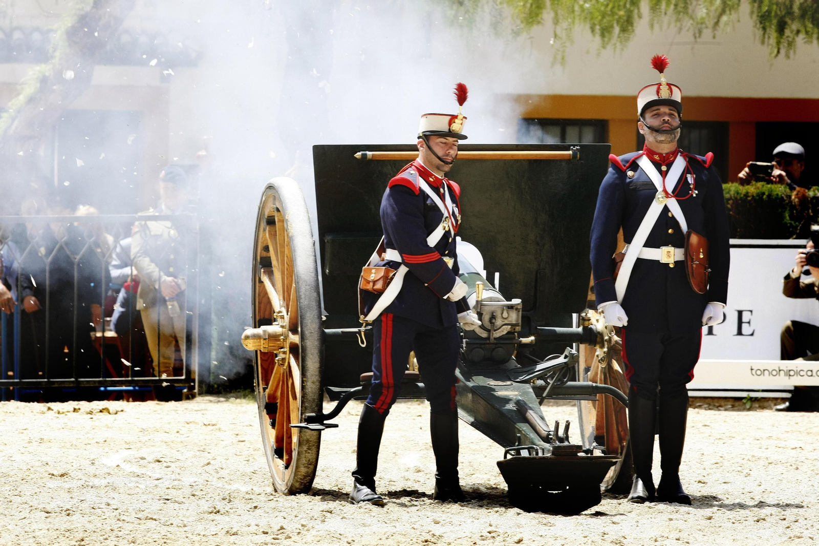 Dos miembros de la Guardia Real tras disparar una salva ayer en el Depósito de Sementales.