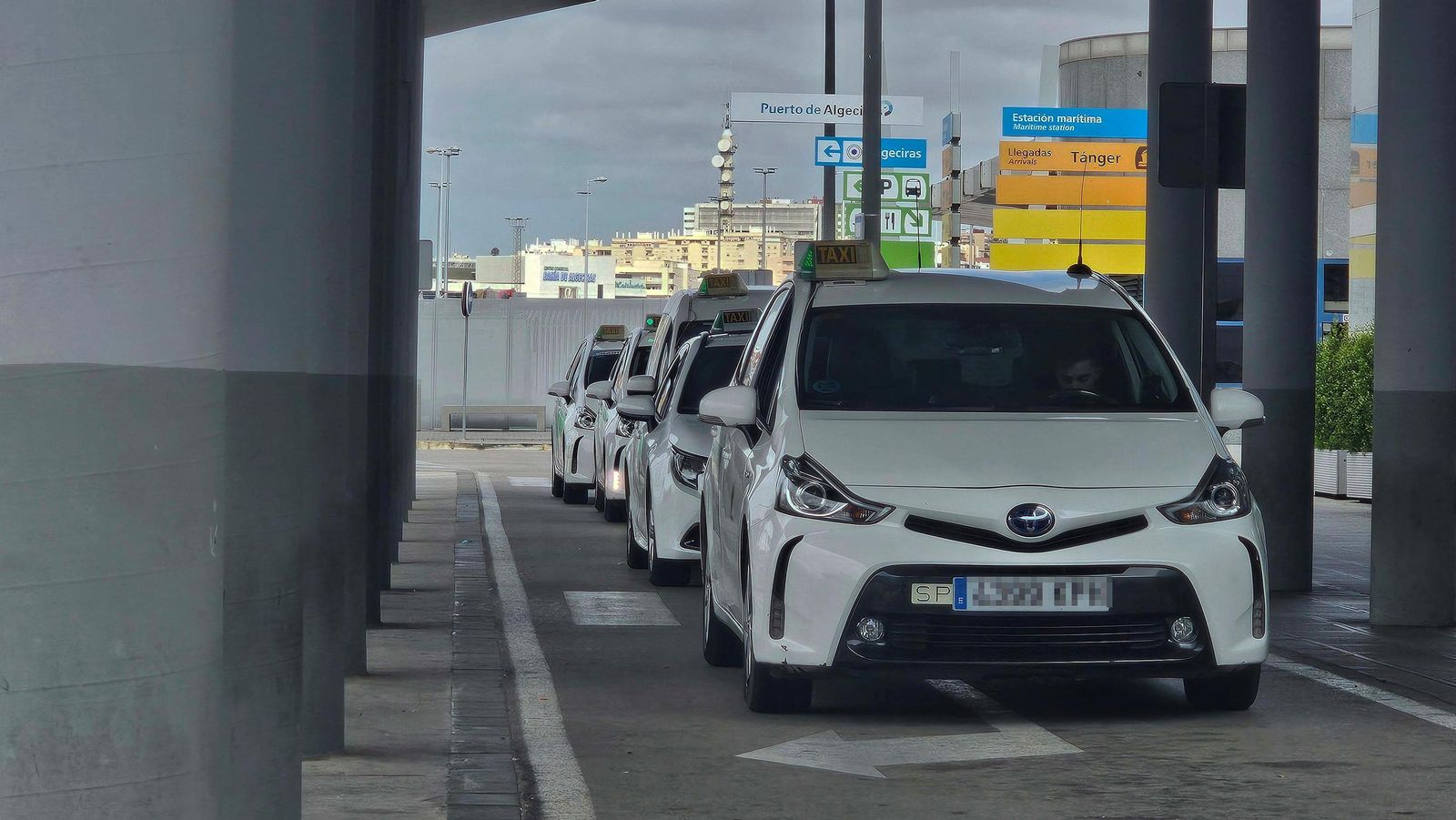 Taxis en la estación marítima de Algeciras.