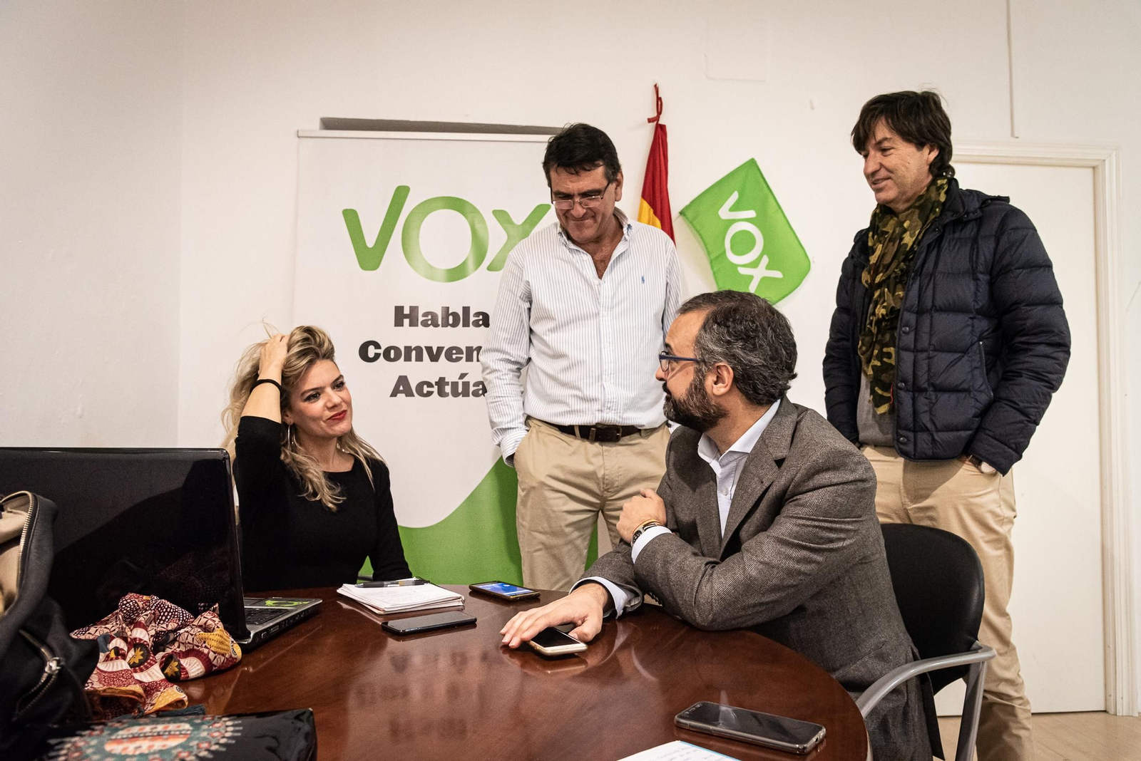 Imágenes de la jornada electoral en la sede de VOX en Huelva