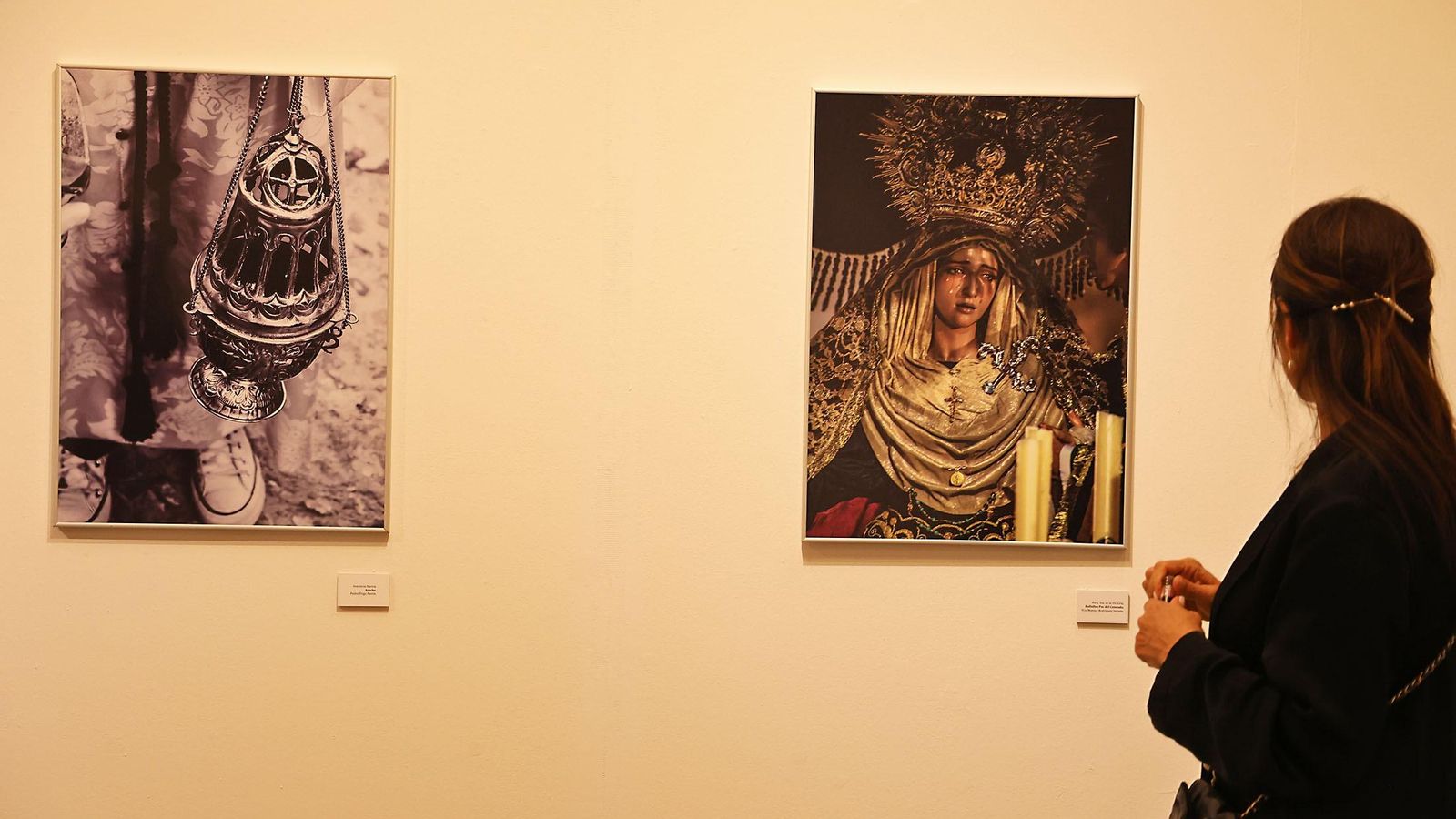 Dos de las fotografías que componen la muestra cofrade.