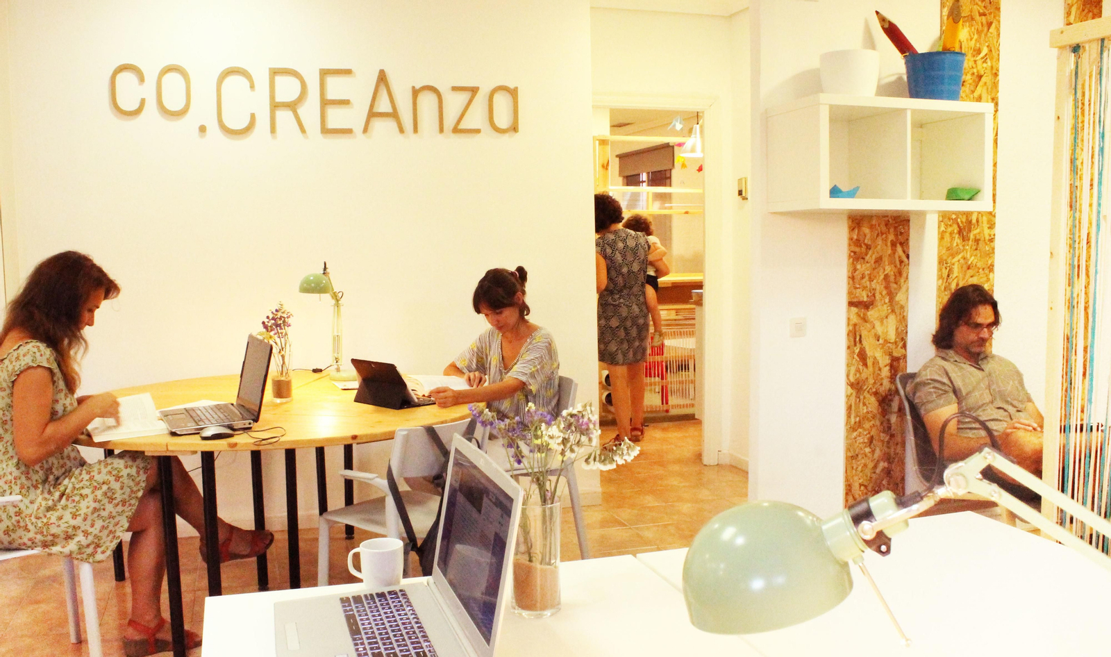 Junto a los puestos de trabajo se encuentra la sala 'cobaby' donde los más pequeños son entretenidos y supervisados por personal especialista.