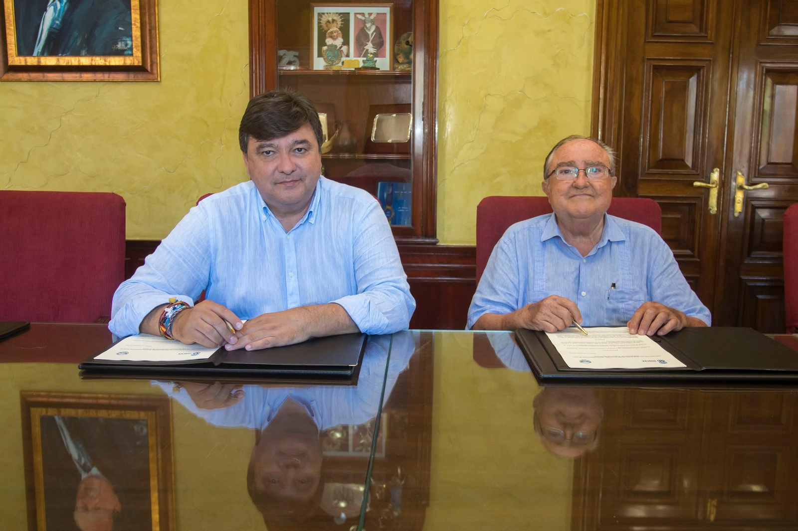 Firma del acuerdo entre Gabriel Cruz y Juan Manuel Díaz Cabrera.