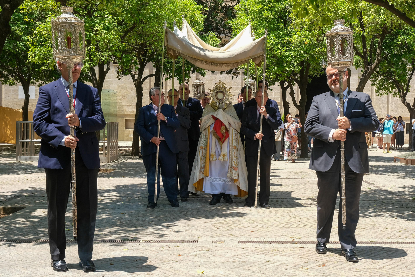 Sacramental del Sagrario. Procesión claustral de su Divina Majestad por el patio de los naranjos