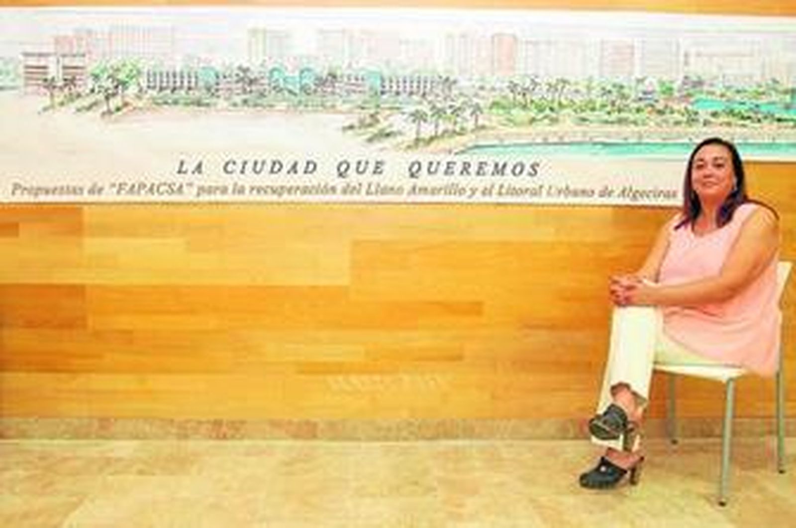 Eva María Poza posa delante del proyecto de recuperación del Llano Amarillo y del litoral de la federación Fapacsa.