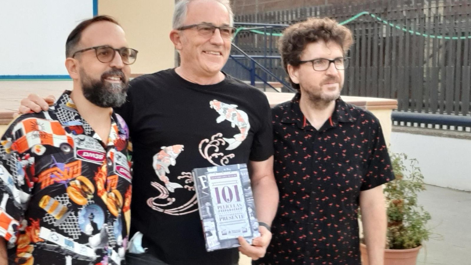 El periodista Alejandro López Menacho, José Luis Jiménez y Juan Miguel del Castillo en el cine Astoria.