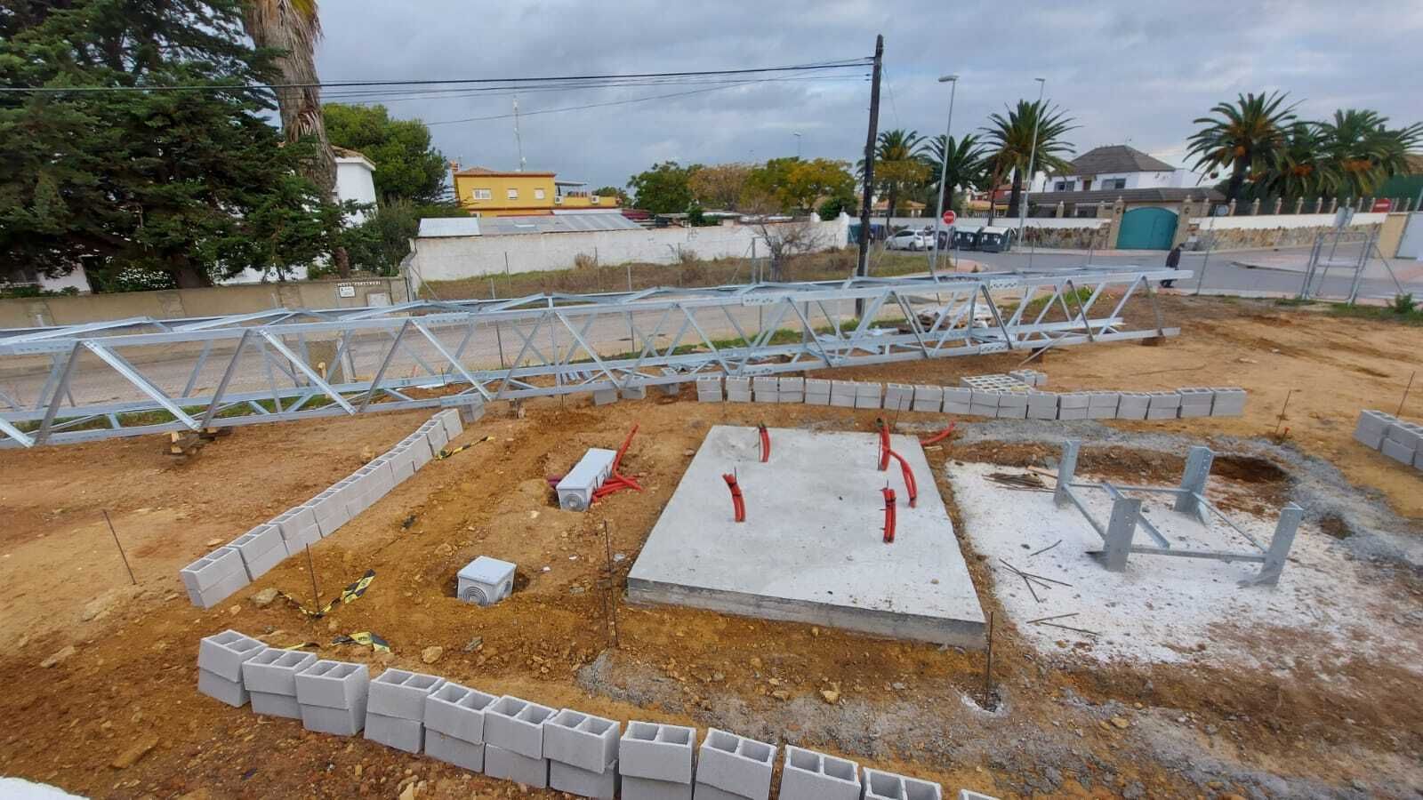 Estado en el que se encuentran los trabajos de instalación de la antena, actualmente paralizados según los vecinos.